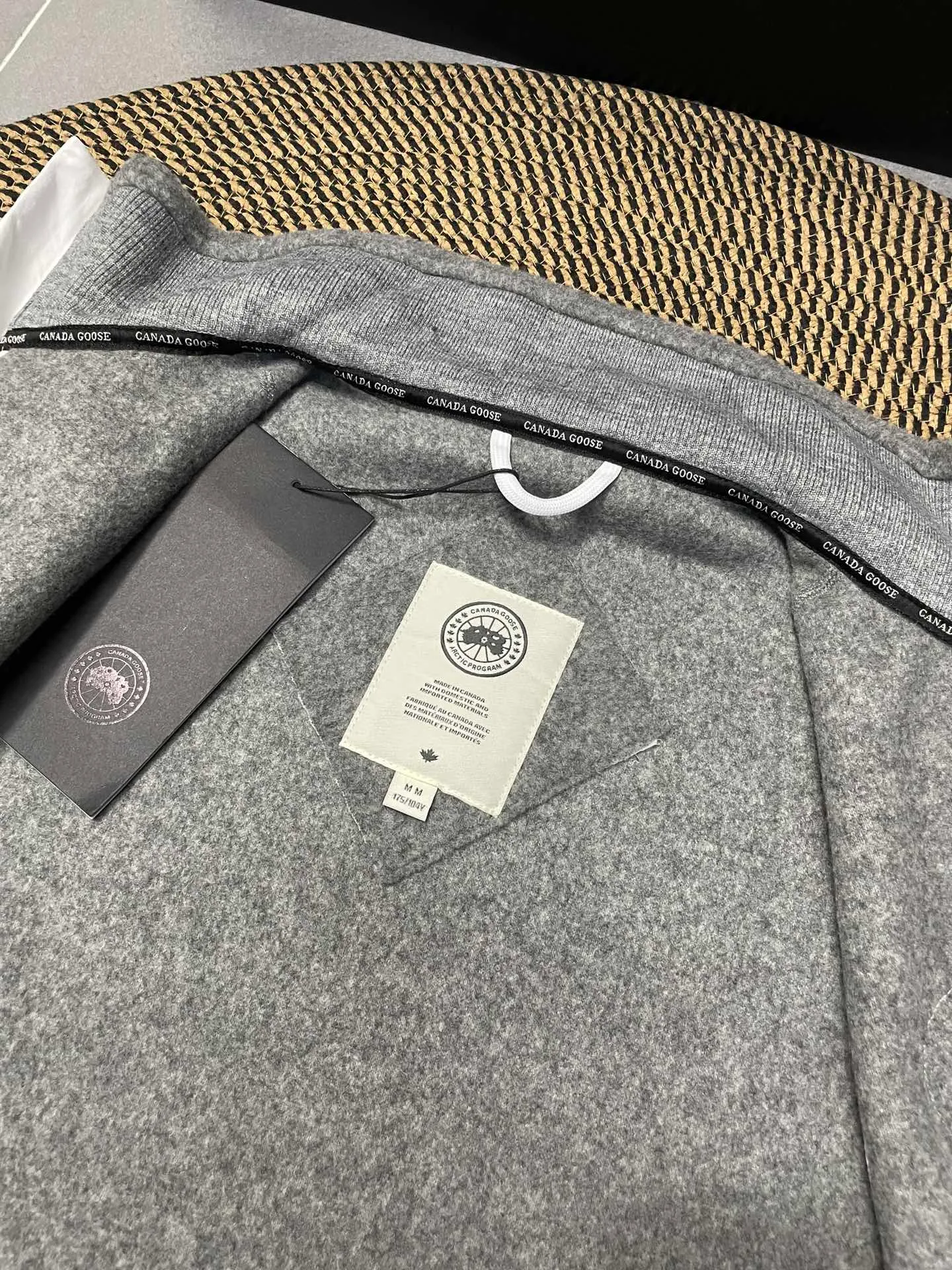 P600 Gray CANADA GOOSE/Canada Goose Autumn and Winter Couple's Fleece Vest Jacket 🔘Color: Black Gray Khaki Highest version Original fabric High version High quality) ⚠All details Fabric accessories craftsmanship (all 1:1 passed inspection) (The owner is a "detail monster" so the goods he makes also pay attention to details) 1⃣ Distinguish the wrong version of the market goods: all go single line ❌ Our genuine 1:1 special machine presses the line (high requirements for machine workers) 2⃣ Differentiates the market from drawings and making goods. Fabric color difference is too big. You get what you pay for, not fast food. 3⃣ Differentiates the market from low-end versions to receive labels, hang tags, and wash labels. All our accessories are custom-made (approved level) 4⃣ Differentiates the market from the detail-free workmanship❌ Our workmanship: neckline, shoulder line, armholes, cuffs, hem (In order to increase the cost, we must also restore the original product: yoke taping, double needle threading🔍) Size: S-XXL